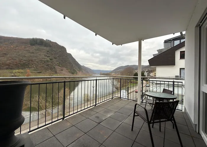 Fewomo Premium Mosel An Der Promenade In Mit Burgblick Barrierefrei Bis 6 Personen Apartment